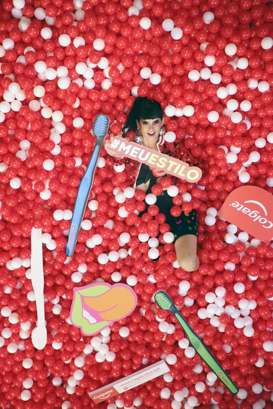 Aero Selfie em ativação com cenografia feita com piscina de bolinhas vermelhas e brancas para Colgate